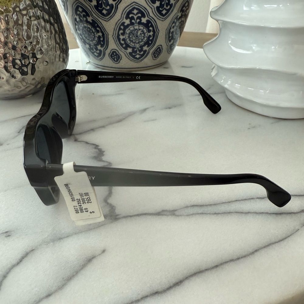 NWT Burberry Eyewear Sidney 
oversize frame sunglasses no case - Picture 4 of 7